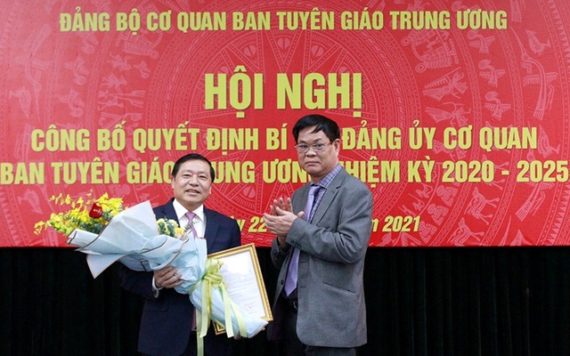 Ông Huỳnh Tấn Việt trao quyết định chỉ định ông Lại Xuân Môn giữ chức Bí thư Đảng ủy Cơ quan Ban Tuyên giáo Trung ương. (Ảnh: VGP)