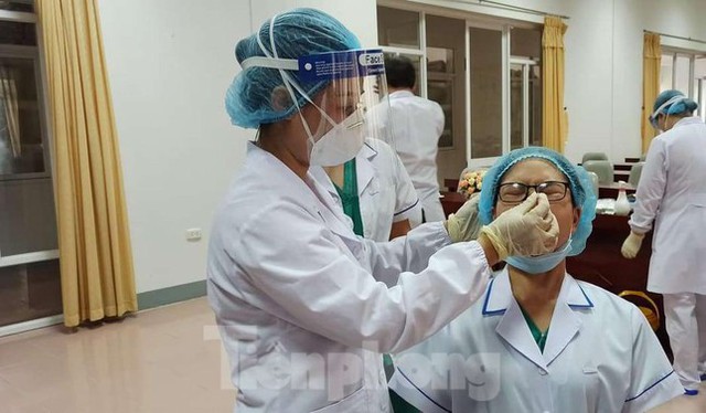 Phong tỏa một tầng, khẩn trương đối phó với ổ dịch SARS-CoV-2 phức tạp tại Bệnh viện Phụ sản Nam Định - Ảnh 2.