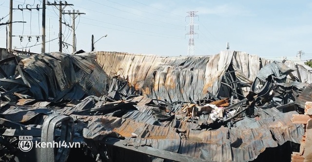 Ảnh: Hiện trường xưởng gỗ 1.000m2 bị đổ sập trong biển lửa, nhiều nhà dân bị cháy hư tường - Ảnh 1.