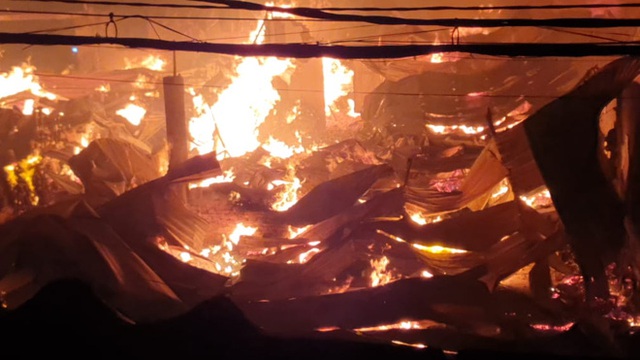 Ảnh: Hiện trường xưởng gỗ 1.000m2 bị đổ sập trong biển lửa, nhiều nhà dân bị cháy hư tường - Ảnh 2.