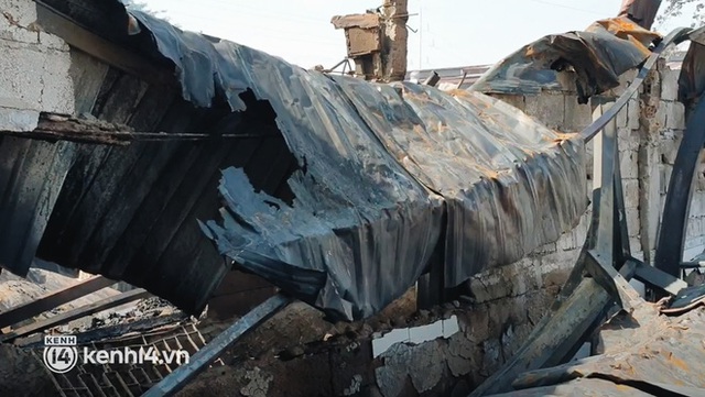 Ảnh: Hiện trường xưởng gỗ 1.000m2 bị đổ sập trong biển lửa, nhiều nhà dân bị cháy hư tường - Ảnh 11.
