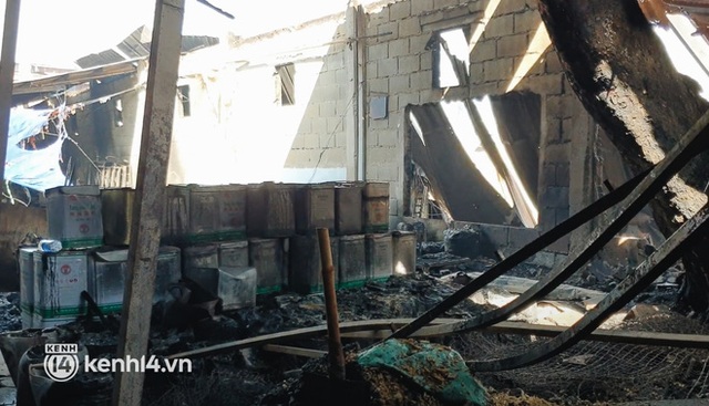 Ảnh: Hiện trường xưởng gỗ 1.000m2 bị đổ sập trong biển lửa, nhiều nhà dân bị cháy hư tường - Ảnh 13.