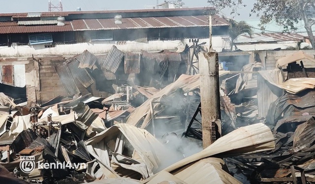 Ảnh: Hiện trường xưởng gỗ 1.000m2 bị đổ sập trong biển lửa, nhiều nhà dân bị cháy hư tường - Ảnh 4.