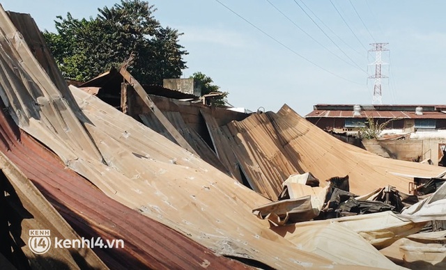 Ảnh: Hiện trường xưởng gỗ 1.000m2 bị đổ sập trong biển lửa, nhiều nhà dân bị cháy hư tường - Ảnh 5.