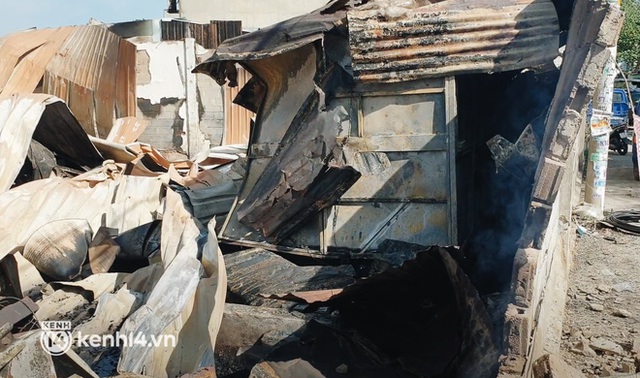 Ảnh: Hiện trường xưởng gỗ 1.000m2 bị đổ sập trong biển lửa, nhiều nhà dân bị cháy hư tường - Ảnh 9.