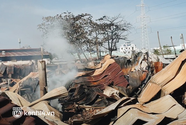 Ảnh: Hiện trường xưởng gỗ 1.000m2 bị đổ sập trong biển lửa, nhiều nhà dân bị cháy hư tường - Ảnh 10.