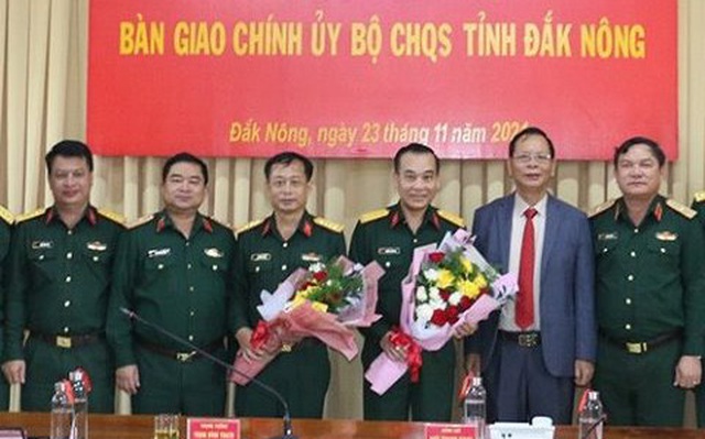 Lãnh đạo tỉnh Đắk Nông và Quân khu 5 chúc mừng Đại tá Trương Xuân Lai và Đại tá Đỗ Nguyên Hoài.