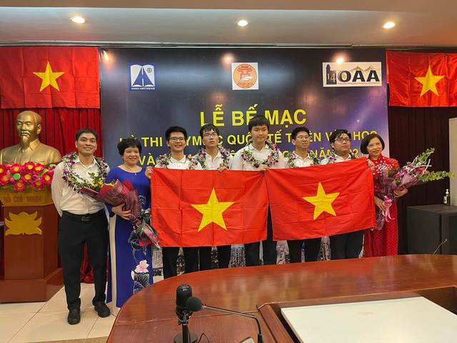 Quá đỉnh: Lần đầu tiên 5/5 thành viên đội tuyển Việt Nam giật huy chương Olympic Quốc tế Thiên văn, học cùng 1 lớp mới tài! - Ảnh 1.