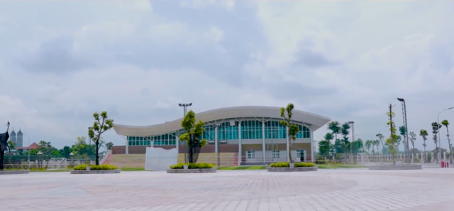 Một trường THPT ở tỉnh đang khiến học sinh nở mũi tự hào: Ngôi trường 240 tỷ rộng như resort, phụ huynh đi họp đỗ ô tô kín sân - Ảnh 8.