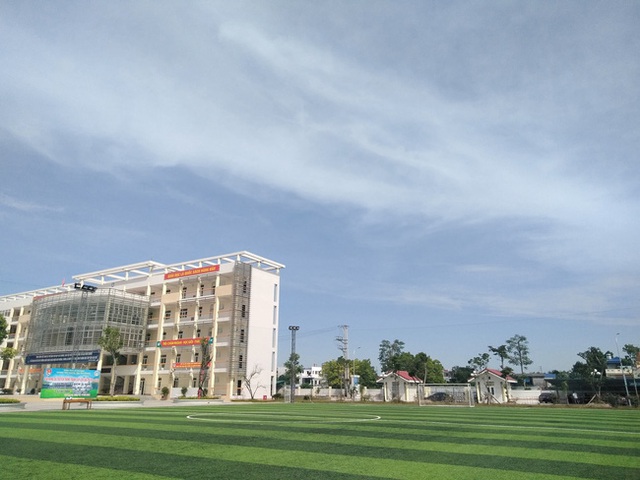 Một trường THPT ở tỉnh đang khiến học sinh nở mũi tự hào: Ngôi trường 240 tỷ rộng như resort, phụ huynh đi họp đỗ ô tô kín sân - Ảnh 9.