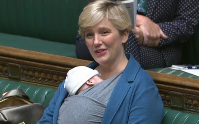 Nghị sĩ Anh bị khiển trách vì mang con tới Quốc hội, một cuộc tranh luận nổ ra