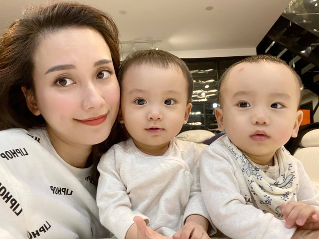 Cặp sinh đôi 2 tuổi và clip Mukbang ăn cả thế giới khiến ai cũng mê, cách cho con ăn của mẹ xinh đẹp mắt đặc biệt gây chú ý - Ảnh 4.