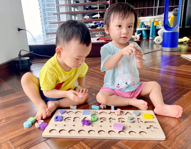 Cặp sinh đôi 2 tuổi và clip Mukbang ăn cả thế giới khiến ai cũng mê, cách cho con ăn của mẹ xinh đẹp mắt đặc biệt gây chú ý - Ảnh 5.