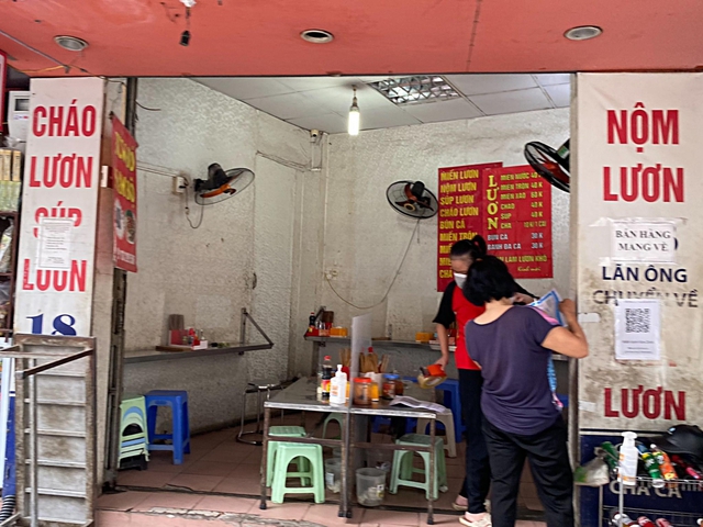 Nhiều quán ăn trên phố cổ Hà Nội buôn bán cầm chừng để giữ khách - Ảnh 2.