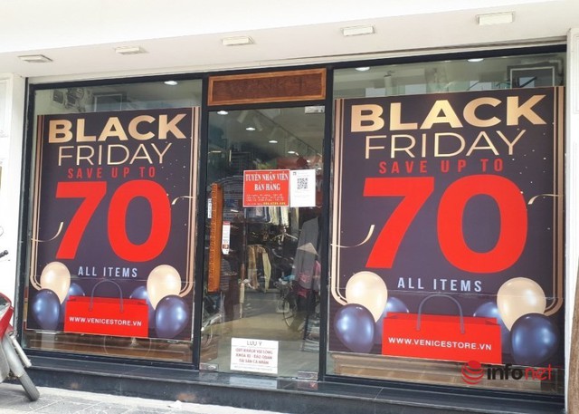 Mua sắm ngày Black Friday 2021: Khách muốn mua áo váy mùa đông lại giảm giá mạnh hàng hè, trái ngược ở cửa hàng quần áo với giày dép - Ảnh 2.