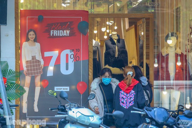 Giảm giá sốc đến 90%, phố mua sắm vẫn ảm đạm ngày Black Friday - Ảnh 5.