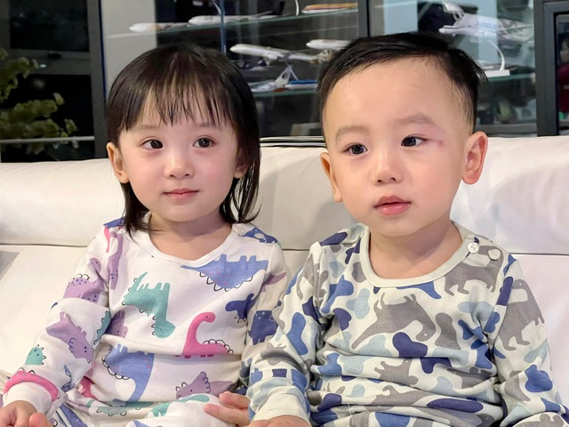 Cặp sinh đôi 2 tuổi và clip Mukbang ăn cả thế giới khiến ai cũng mê, cách cho con ăn của mẹ xinh đẹp mắt đặc biệt gây chú ý - Ảnh 2.