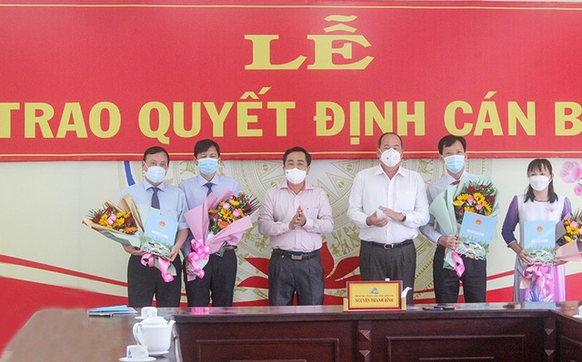 Chủ tịch UBND tỉnh An Giang Nguyễn Thanh Bình và Trưởng Ban Tổ chức Tỉnh ủy, Giám đốc Sở Nội vụ Ngô Hồng Yến trao quyết định và chúc mừng các cán bộ được bổ nhiệm chức vụ mới.