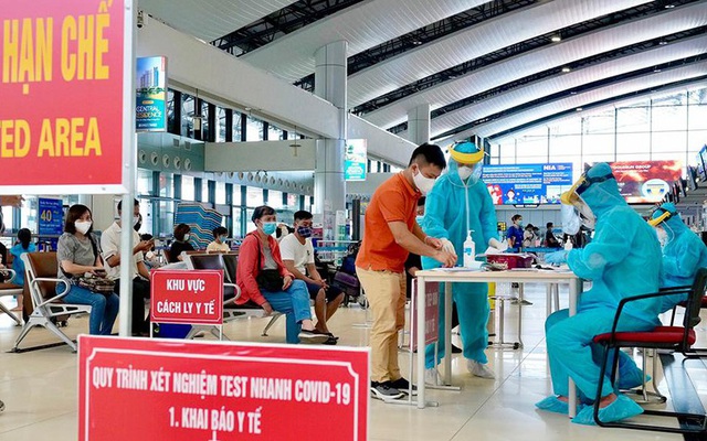 Khách đi hàng không ngày càng tăng, hứa hẹn thị trường hàng không nội địa sẽ sớm phục hồi. Ảnh khách làm xét nghiệm nhanh tại sân bay Nội Bài (Hà Nội).