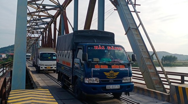  Cây cầu tàu hỏa đi chung với ô tô, xe máy còn sót lại ở Bắc Giang  - Ảnh 2.