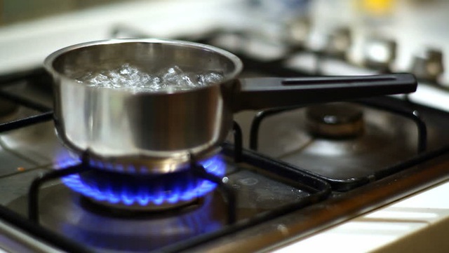Giá gas ngày càng đắt, áp dụng ngay những mẹo này để bạn tiết kiệm hơn 50% lượng gas nấu nướng - Ảnh 1.
