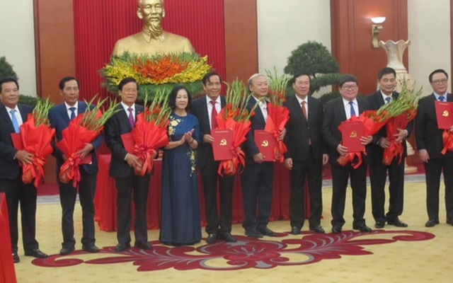 Trao quyết định nghỉ hưu và tặng hoa các đồng chí Ủy viên Trung ương Đảng công tác tại các cơ quan Trung ương và các địa phương. Ảnh VGP