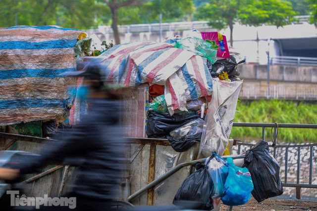  Nhiều tuyến phố Hà Nội ùn ứ, chất đầy rác thải  - Ảnh 2.