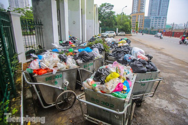  Nhiều tuyến phố Hà Nội ùn ứ, chất đầy rác thải - Ảnh 12.