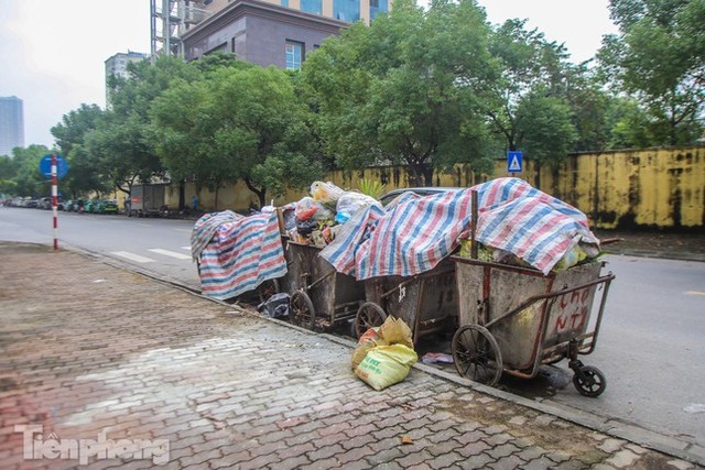  Nhiều tuyến phố Hà Nội ùn ứ, chất đầy rác thải - Ảnh 15.