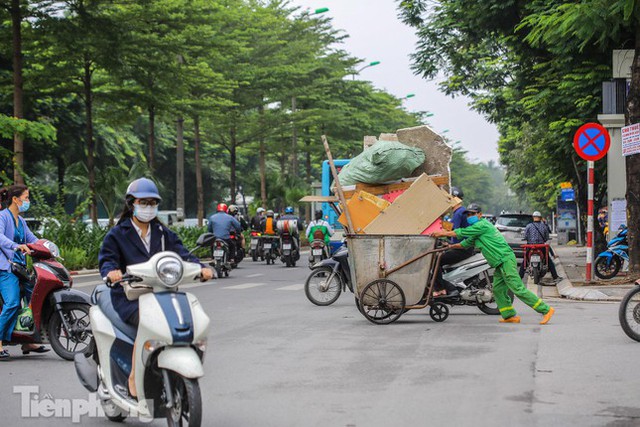  Nhiều tuyến phố Hà Nội ùn ứ, chất đầy rác thải  - Ảnh 6.