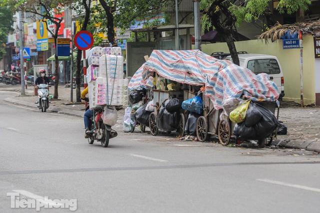  Nhiều tuyến phố Hà Nội ùn ứ, chất đầy rác thải - Ảnh 7.