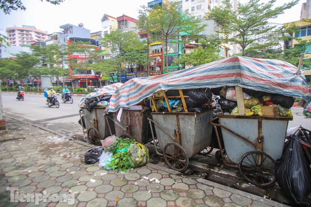  Nhiều tuyến phố Hà Nội ùn ứ, chất đầy rác thải - Ảnh 9.