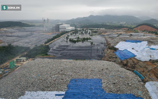 Cận cảnh núi rác lớn nhất Hà Nội phải đóng cửa do quá tải, nguy cơ xảy ra sự cố chất thải