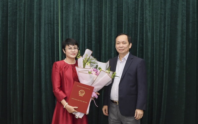 Phó Thống đốc Thường trực NHNN Đào Minh Tú trao Quyết định bổ nhiệm bà Nguyễn Hồng Vân - Vụ trưởng Vụ TCKT
