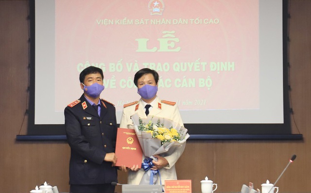 Ông Nguyễn Duy Giảng, Phó Viện trưởng VKSND tối cao trao quyết định bổ nhiệm và tặng hoa chúc mừng ông Đỗ Việt Hùng. Ảnh: Nguồn vksndtc.gov.vn