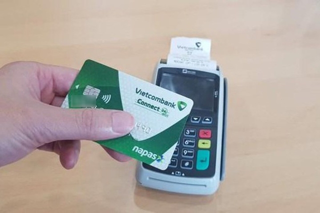 Thẻ ATM gắn chip: Cách sử dụng phức tạp không, rút tiền ở đâu, có bắt buộc phải đổi thẻ? - Ảnh 2.