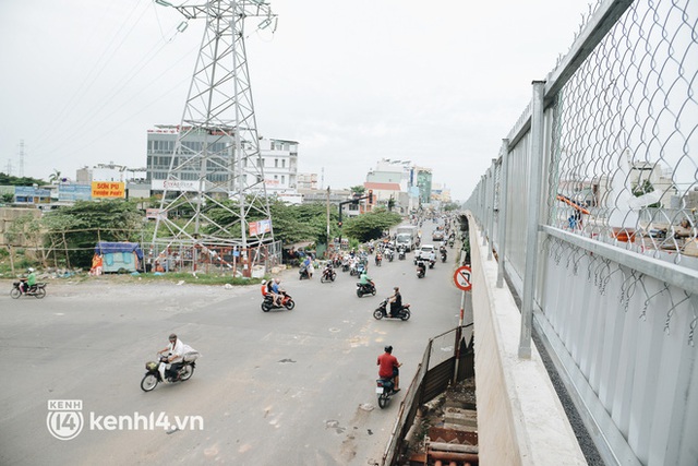 Công trình giao thông đầu tiên hoàn thành sau giãn cách xã hội ở Sài Gòn: Nhánh đầu tiên của cầu Bưng, trị giá hơn 500 tỉ đồng - Ảnh 4.