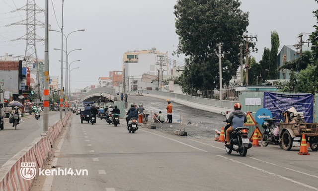 Công trình giao thông đầu tiên hoàn thành sau giãn cách xã hội ở Sài Gòn: Nhánh đầu tiên của cầu Bưng, trị giá hơn 500 tỉ đồng - Ảnh 7.