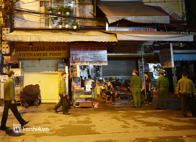 Người Hà Nội bắt đầu chủ quan dù dịch đang phức tạp: Vẫn tụ tập ăn uống vỉa hè sau 21h, công an ra quân nhắc nhở - Ảnh 1.