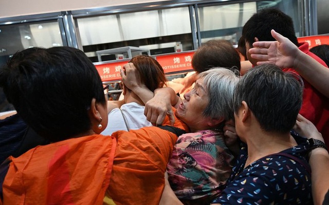 Siêu thị Trung Quốc tắc nghẽn vì dân hoảng loạn như "ngày tận thế": Có người mua 300kg gạo