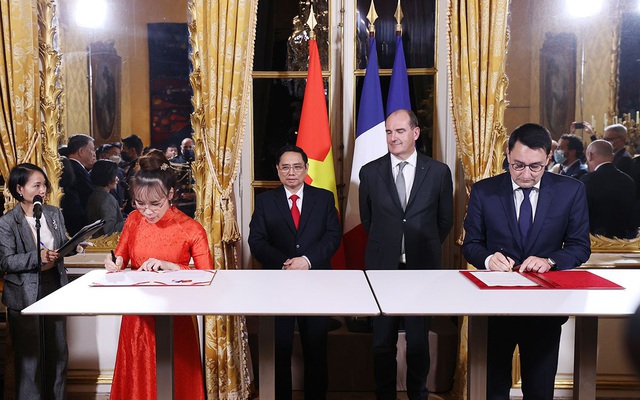 Hai Thủ tướng chứng kiến lễ ký kết các thỏa thuận giữa các doanh nghiệp Việt Nam và Pháp. Ảnh: VGP