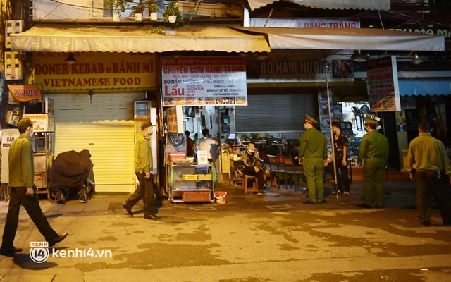 Người Hà Nội bắt đầu chủ quan dù dịch đang phức tạp: Vẫn tụ tập ăn uống vỉa hè sau 21h, công an ra quân nhắc nhở