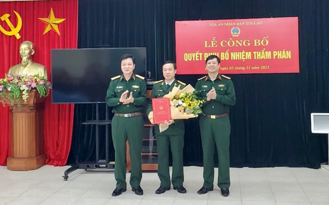 Thiếu tướng Dương Văn Thăng và Thiếu tướng Chu Văn Đoàn trao quyết định bổ nhiệm Thẩm phán Cao cấp và chúc mừng Thượng tá Phạm Minh Khôi, Chánh án Tòa án quân sự Thủ đô Hà Nội.