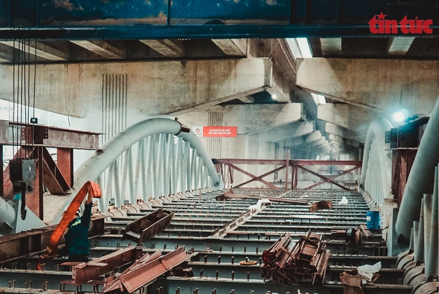  Cận cảnh công trình thi công cầu vòm sắt vượt hồ đầu tiên của Thủ đô  - Ảnh 3.