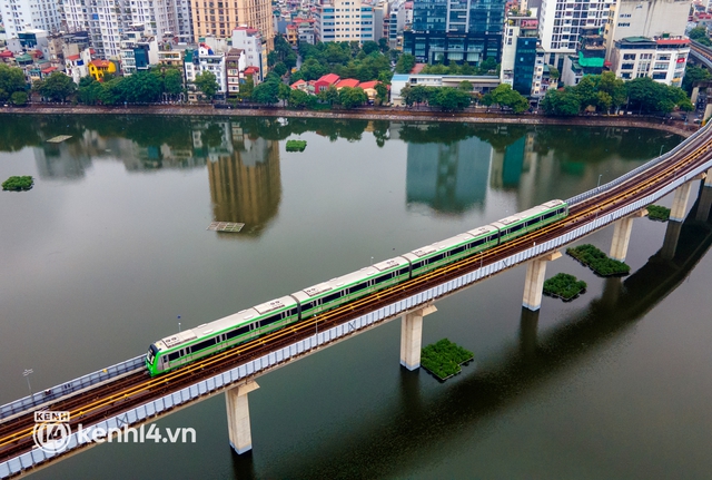 Chùm ảnh: Nhìn lại 10 năm thăng trầm tuyến đường sắt nội đô đầu tiên của Việt Nam, Cát Linh - Hà Đông - Ảnh 1.