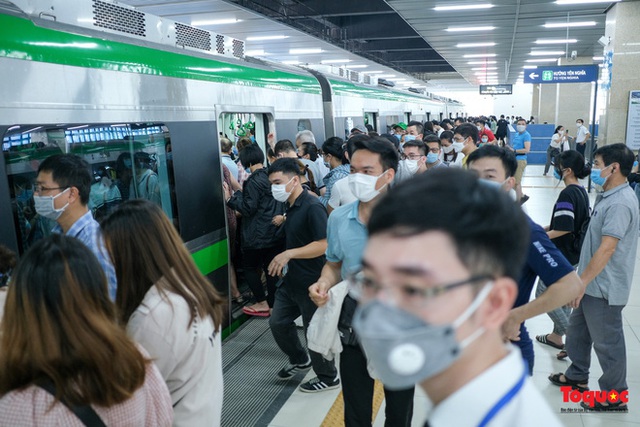  Lãnh đạo Metro Hanoi nói gì về việc dòng người chen chúc đi tàu Cát Linh - Hà Đông?  - Ảnh 1.