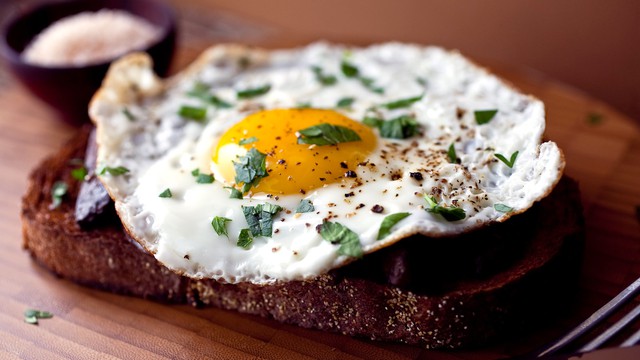 Ăn trứng vào buổi sáng rất bổ dưỡng nhưng tránh 3 điều kiêng kỵ này, nếu không sẽ tạo sỏi dạ dày, tích tụ độc tố trong cơ thể - Ảnh 2.