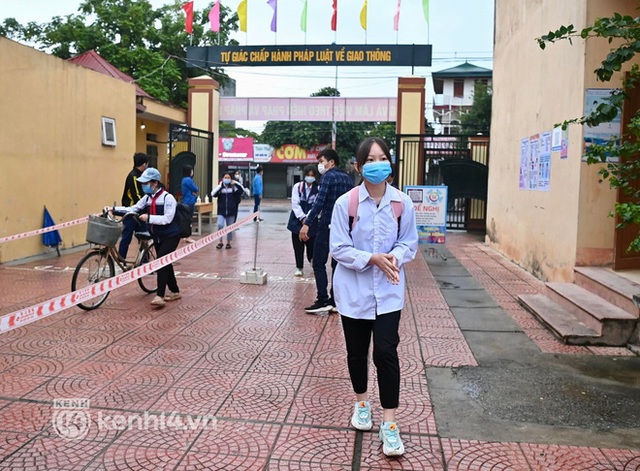 Chùm ảnh: Huyện duy nhất ở Hà Nội cho học sinh đi học trở lại; bố trí phòng riêng nếu có biểu hiện ho, sốt - Ảnh 1.