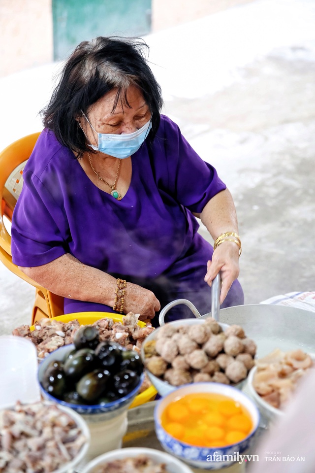 Quán cháo sườn bán xuyên đêm suốt 50 năm gây thèm thuồng bởi mâm lòng hơn chục món và câu chuyện chọn đời thứ 3 nối nghiệp - Ảnh 11.