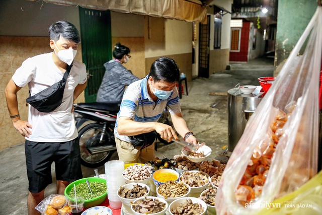 Quán cháo sườn bán xuyên đêm suốt 50 năm gây thèm thuồng bởi mâm lòng hơn chục món và câu chuyện chọn đời thứ 3 nối nghiệp - Ảnh 17.